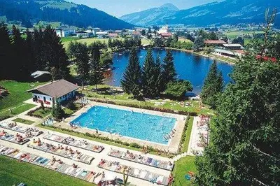 Der Swimmingpool an oder in der Nähe von Knusperhäuschen