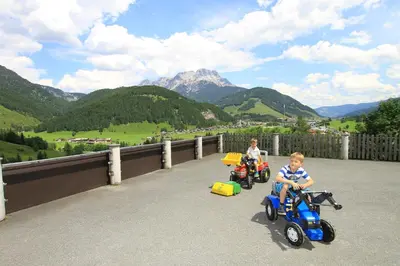 Ein allgemeiner Bergblick oder ein Berglick von of country house aus