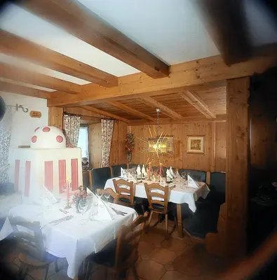 Ein Restaurant oder anderes Speiselokal in der Unterkunft Altachhof Hotel und Ferienanlage - Jokercard im Sommer inklusive
