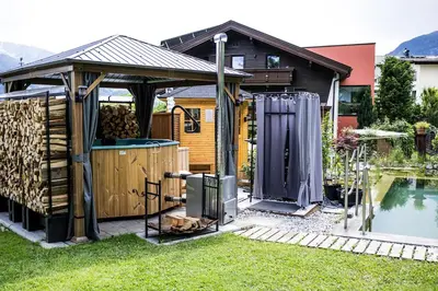 Ein Garten an der Unterkunft Gästehaus Waldrand Garni