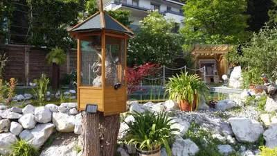 Ein Garten an der Unterkunft Gästehaus Waldrand Garni