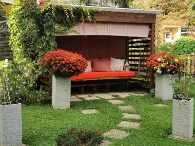 Ein Garten an der Unterkunft Gästehaus Waldrand Garni