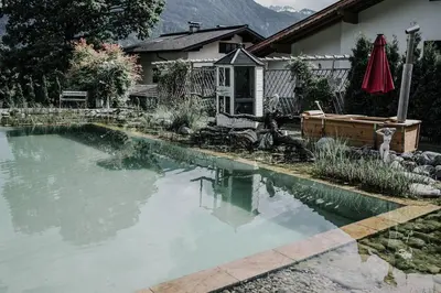 Der Swimmingpool an oder in der Nähe von Gästehaus Waldrand Garni