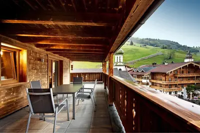 Ein allgemeiner Bergblick oder ein Berglick von des Aparthotels aus
