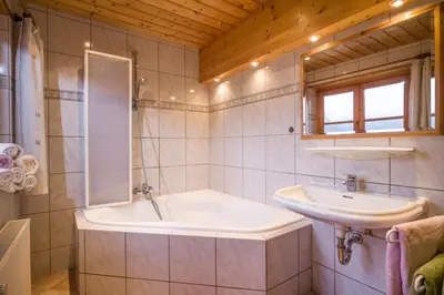 Ein Badezimmer in der Unterkunft Haus Seeblick am See