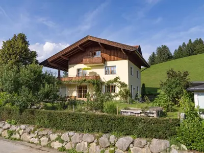 Ein Garten an der Unterkunft Alpinloft Tirol