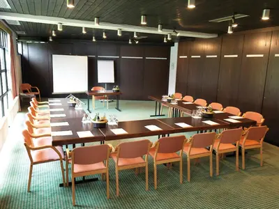 Der Geschäftsbereich oder Konferenzraum in der Unterkunft Landzeit Restaurant Angath