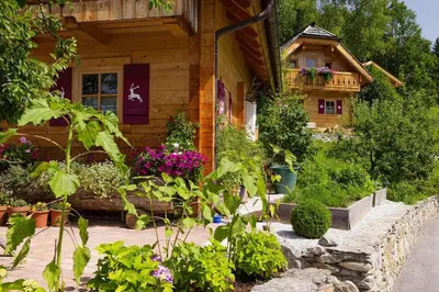 Ein Garten an der Unterkunft Chalet in Wildkogel near Ski Slopes & Pool
