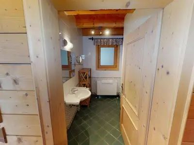 Ein Badezimmer in der Unterkunft Chalet in Wildkogel near Ski Slopes & Pool