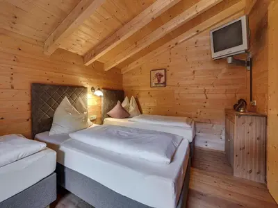Ein Bett oder Betten in einem Zimmer der Unterkunft Chalets Almdorf Zillertal, Fügen