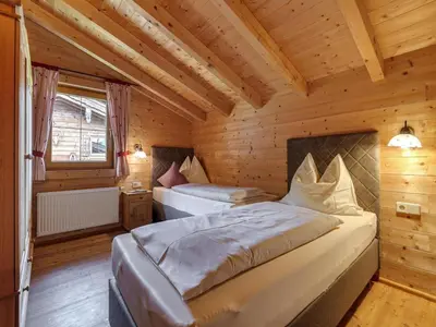 Ein Bett oder Betten in einem Zimmer der Unterkunft Chalets Almdorf Zillertal, Fügen