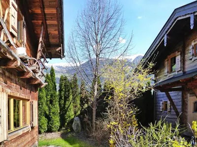 Ein allgemeiner Bergblick oder ein Berglick von des Chalets aus