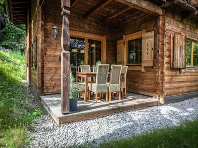 Ein Garten an der Unterkunft Chalets Almdorf Zillertal, Fügen