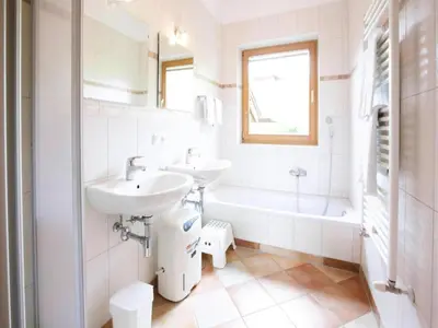 Ein Badezimmer in der Unterkunft Holiday flats Bärlerhof, Königsleiten