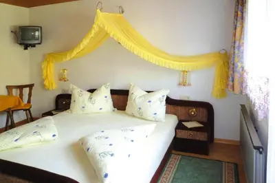 Ein Bett oder Betten in einem Zimmer der Unterkunft Apartment in Fügen with parking space