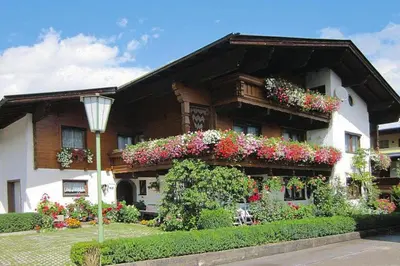 Ein Garten an der Unterkunft Apartment in Fügen with parking space