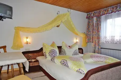 Ein Bett oder Betten in einem Zimmer der Unterkunft Apartment in Fügen with parking space