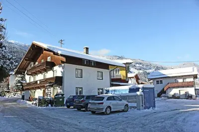 Ein allgemeiner Bergblick oder ein Berglick von des Ferienhauses aus