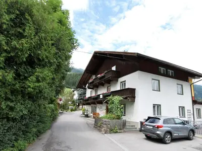 Das Gebäude in dem sich das Ferienhaus befindet