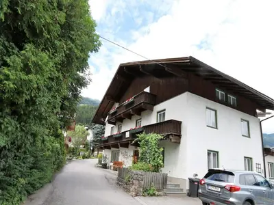 Das Gebäude in dem sich das Ferienhaus befindet