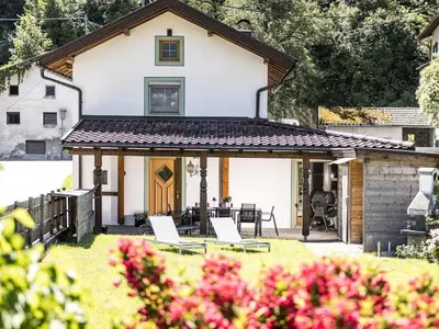 Das Gebäude in dem sich das Ferienhaus befindet