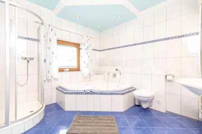 Ein Badezimmer in der Unterkunft Holiday Home in Strass with Mountain Views
