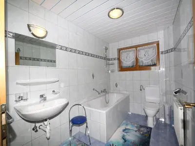 Ein Badezimmer in der Unterkunft Apartment in Mayrhofen with a balcony