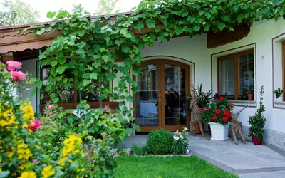 Ein Garten an der Unterkunft Alpinschlössl