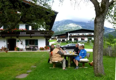 Ein allgemeiner Bergblick oder ein Berglick von der Pension aus