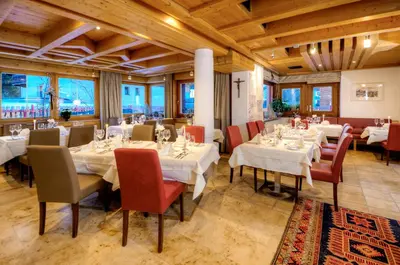 Ein Restaurant oder anderes Speiselokal in der Unterkunft Hotel & Art Kristiana