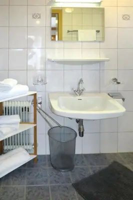 Ein Badezimmer in der Unterkunft Apartment Neuner-1 by Interhome