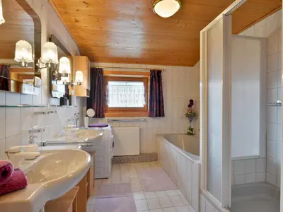 Ein Badezimmer in der Unterkunft Apartment Comfortappart Eberharter by Interhome