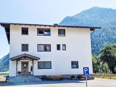 Ein allgemeiner Bergblick oder ein Berglick von des Ferienhauses aus
