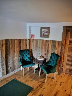 Ein Sitzbereich in der Unterkunft Gasthaus Auwirt