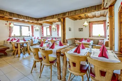 Ein Restaurant oder anderes Speiselokal in der Unterkunft Gasthaus Auwirt