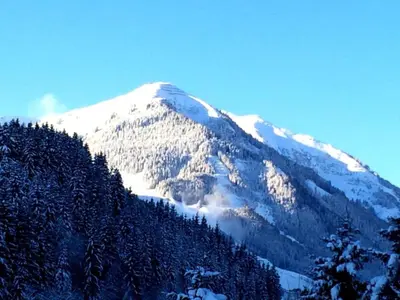 Ein allgemeiner Bergblick oder ein Berglick von des Chalets aus