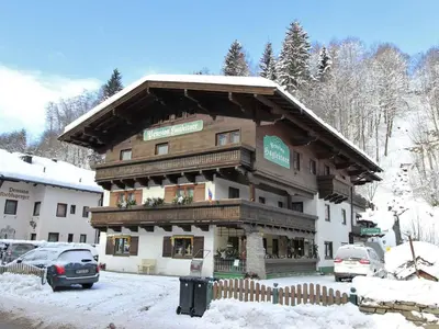 Apartment in Saalbach near Ski Slopes im Winter