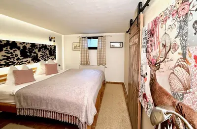 Ein Bett oder Betten in einem Zimmer der Unterkunft SMALL & COZY 2 Bedroom City Apartment by Belle Stay
