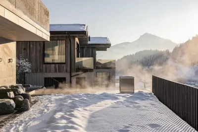 Ein allgemeiner Bergblick oder ein Berglick von des Aparthotels aus