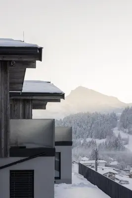 Ein allgemeiner Bergblick oder ein Berglick von des Aparthotels aus