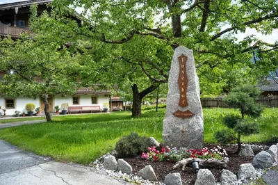 Ein Garten an der Unterkunft Tuxerhof