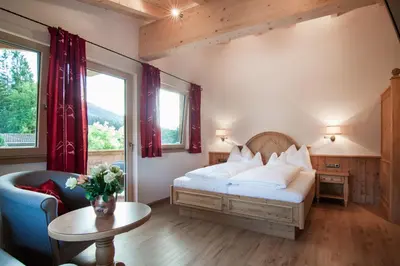 Ein Bett oder Betten in einem Zimmer der Unterkunft Landhotel Föhrenhof Ellmau