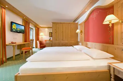 Ein Bett oder Betten in einem Zimmer der Unterkunft Landhotel Föhrenhof Ellmau