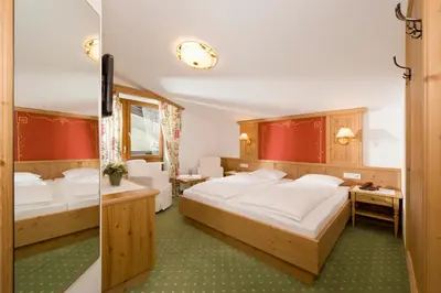 Ein Bett oder Betten in einem Zimmer der Unterkunft Landhotel Föhrenhof Ellmau