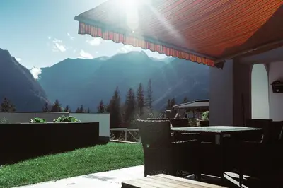 Ein allgemeiner Bergblick oder ein Berglick von der Ferienwohnung aus