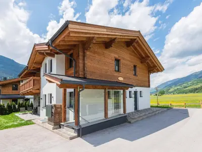 Ein allgemeiner Bergblick oder ein Berglick von des Ferienhauses aus
