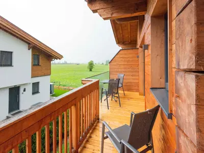 Ein Balkon oder eine Terrasse in der Unterkunft Chalet in Niedernsill near Ski Slopes