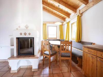 Ein Sitzbereich in der Unterkunft Chalet in Filzsteinalpe near Ski Slopes