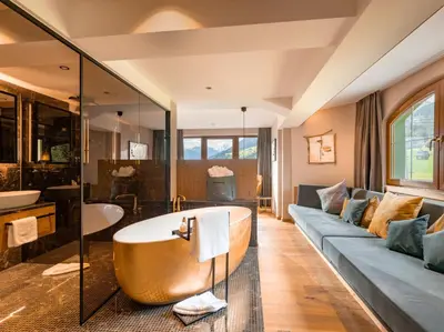 Ein Sitzbereich in der Unterkunft Hotel Waldfriede - Der Logenplatz im Zillertal