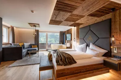 Ein Bett oder Betten in einem Zimmer der Unterkunft Hotel Waldfriede - Der Logenplatz im Zillertal